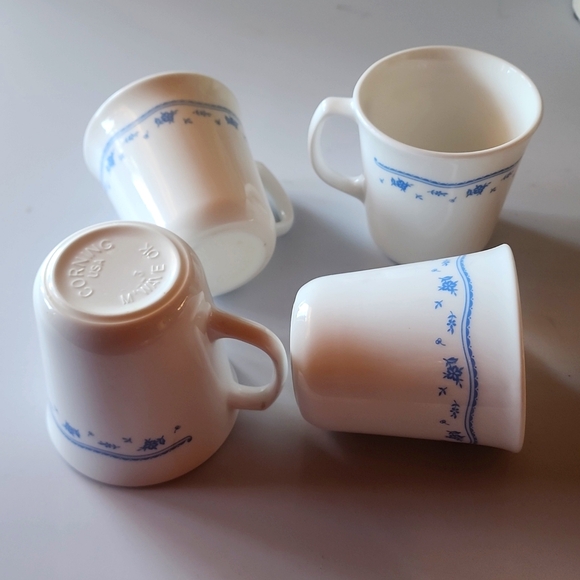 4 pieces of Corningware USA, Blue Floral  Coffee/Tea Mugs. - Picture 7 of 9